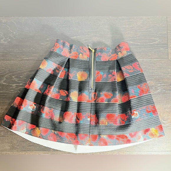 Guess Black and Red Floral Mini Skirt - Picture 2 of 7